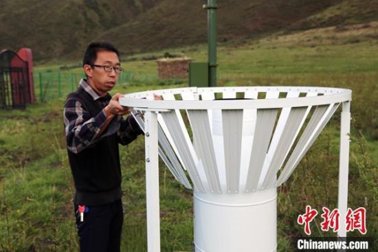 圖為(wei) 班瑪縣氣象局工作人員在維護藏雪茶基地氣候站。青海省氣象局供圖