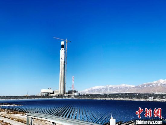 圖為(wei) 地處柴達木盆地的光伏電站。　孫睿　攝