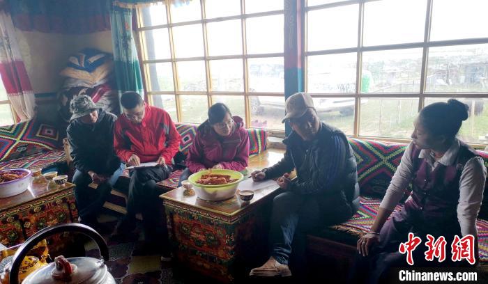 圖為(wei) 綜合考察團團社區調查組在牧民家中。西藏那曲市林業(ye) 和草原局供圖