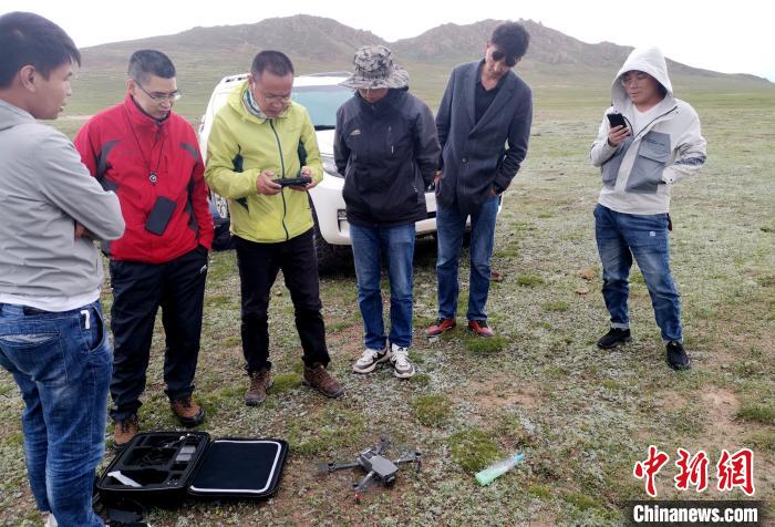圖為(wei) 綜合考察團在保護區動物調查中投入使用無人機。西藏那曲市林業(ye) 和草原局供圖
