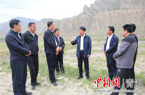 圖為(wei) 黃南州有關(guan) 領導現場踏勘、督導生態環保責任落實情況現場。黃宣攝
