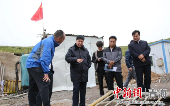 圖為(wei) 黃南州有關(guan) 領導現場踏勘、督導生態環保責任落實情況現場。黃宣攝