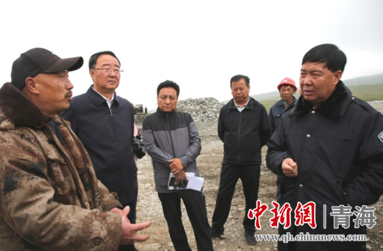 圖為(wei) 黃南州有關(guan) 領導現場踏勘、督導生態環保責任落實情況現場。黃宣攝