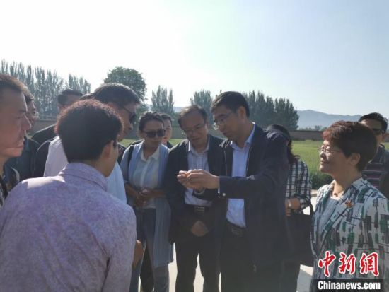 圖為(wei) 杜德誌在基層調研。受訪者供圖
