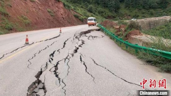 圖為(wei) 發生路基下沉滑移險情的路段。果洛公路總段供圖