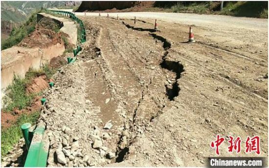 圖為(wei) 發生路基下沉滑移險情的路段。果洛公路總段供圖