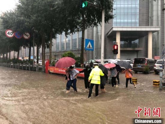  8月28日，青海省東(dong) 部出現強降水天氣過程，其中西寧地區出現入汛以來雨量最大、強度最大的強降水過程。西寧交警供圖