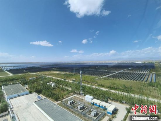  圖為(wei) 塔拉灘光伏產(chan) 業(ye) 園區。　祁增蓓　攝