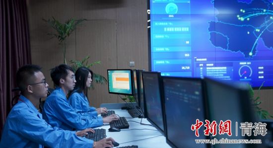 圖為(wei) 國網青海電力大數據中心工作人員正在監控綠電相關(guan) 數據。王國棟攝