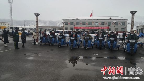 圖為(wei) 環衛設施集中發放儀(yi) 式現場。甘恩超 攝
