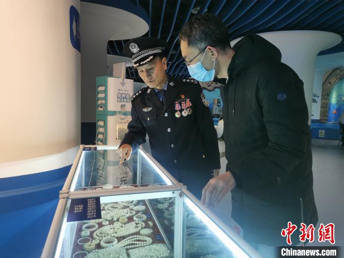 圖為(wei) 森林警察為(wei) 遊客講解查獲這些象牙製品過程中發生的真實故事。　文思睿 攝