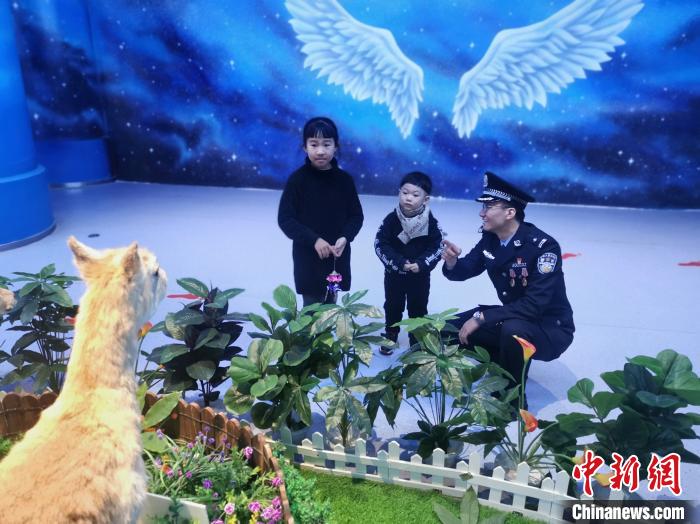 圖為(wei) 森林警察為(wei) 小朋友科普野生動物保護知識。　文思睿 攝
