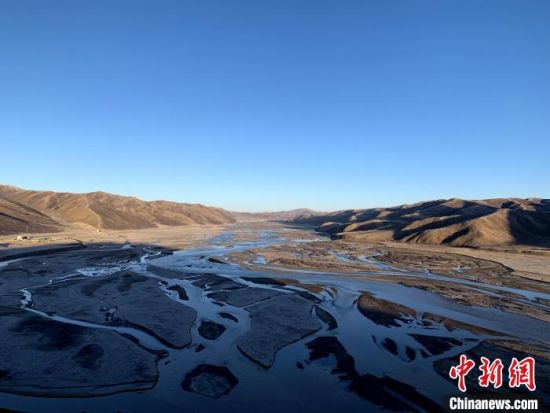 圖為(wei) 三江源腹地，黃河流經達日縣。（資料圖） 孫睿 攝 　　