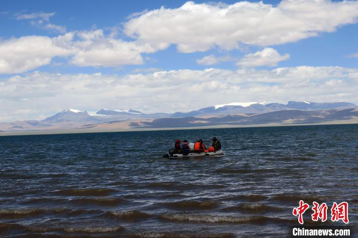 科考隊員向湖心進發，風浪越來越大。　<a target='_blank' href='https://www.chinanews.com/'><p  align=