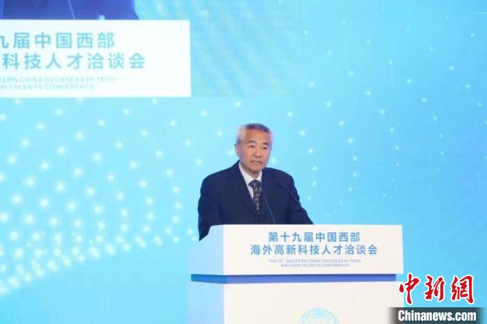 全國政協副主席、九三學社中央常務副主席邵鴻出席論壇並致辭。　四川省委統戰部供圖