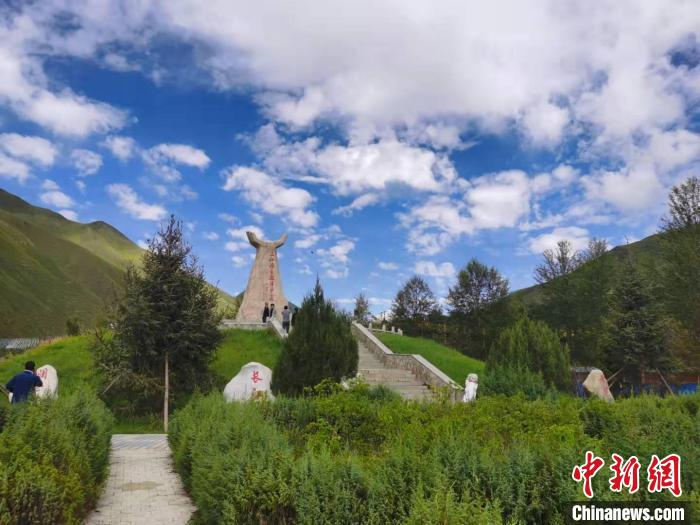 圖為(wei) 三江源自然保護區紀念碑。　青海省文化和旅遊廳供圖