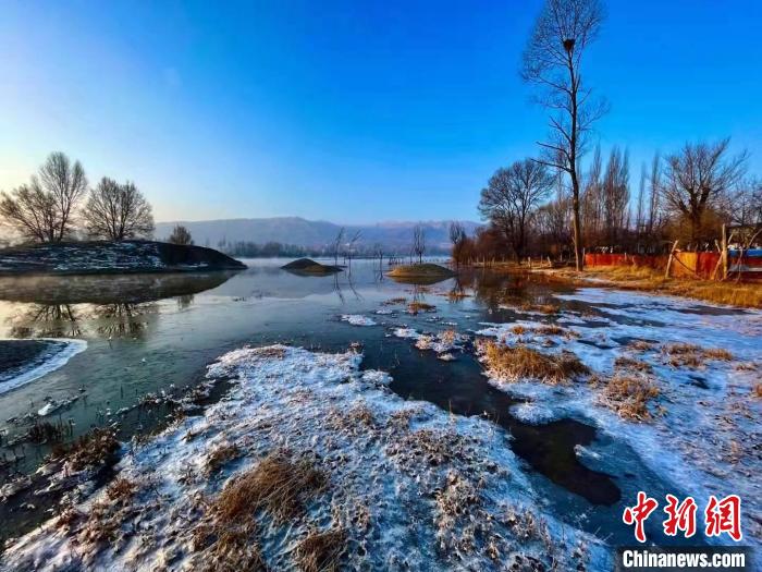 青海黃河岸畔：冰淩在河麵作畫，幽靜美麗(li) 