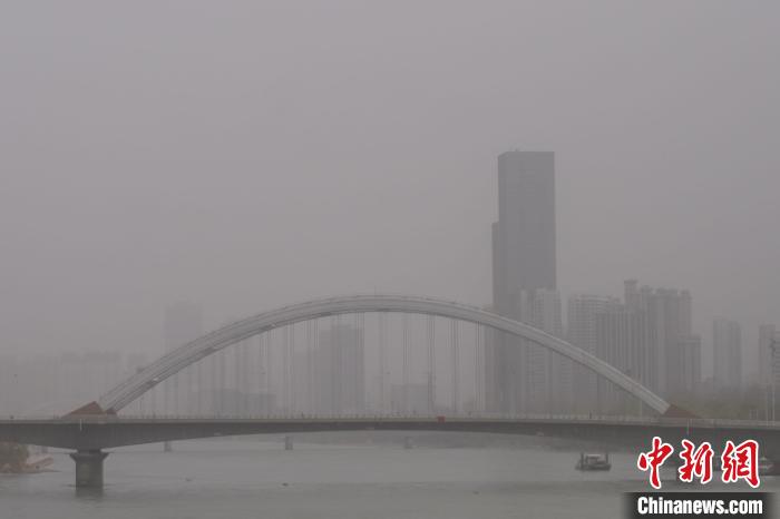甘肅今年沙塵天氣頻發各地“因地製宜”解“沙害”