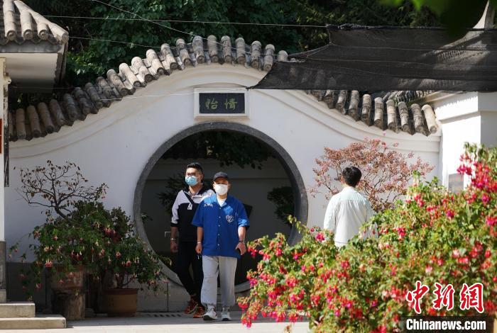 圖為(wei) 市民在西寧園林植物園內(nei) 觀花賞景。　馬銘言 攝
