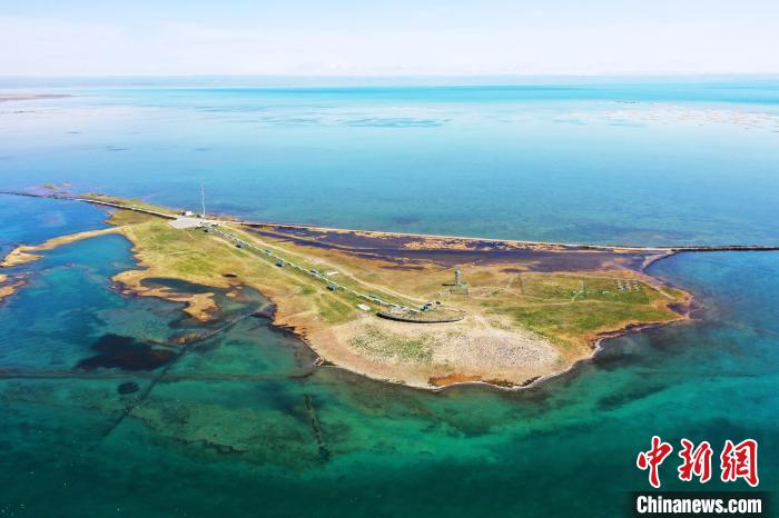 圖為(wei) 無人機航拍青海湖。　趙海梅 攝