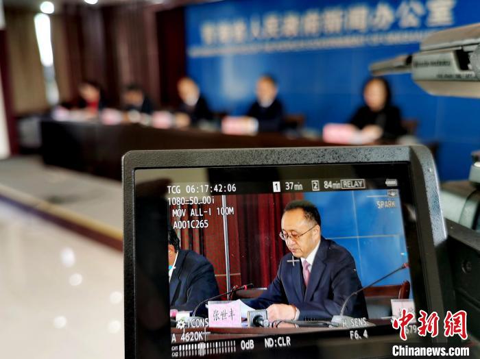 圖為(wei) 青海省水利廳廳長張世豐(feng) 參加新聞發布會(hui) 。　張添福 攝