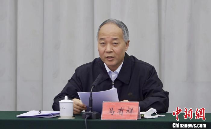 圖為(wei) 農(nong) 業(ye) 農(nong) 村部副部長馬有祥在部省共同打造青海綠色有機農(nong) 畜產(chan) 品輸出地推進會(hui) 議上講話。　李江寧 攝