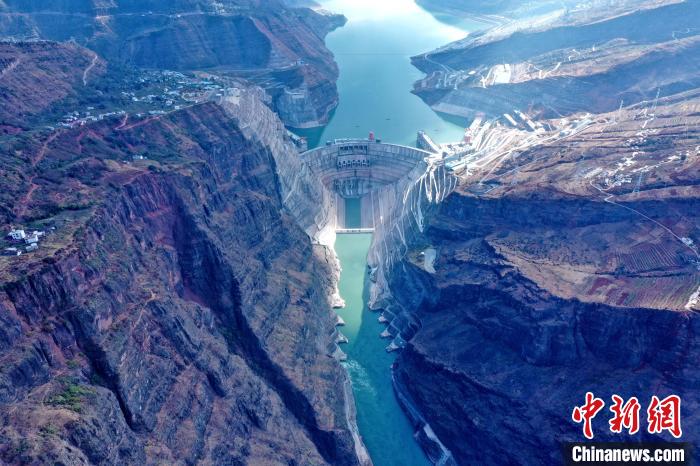 圖為(wei) 白鶴灘水電站大壩全景圖。　水電四局供圖
