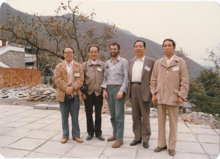 1987年早期脊椎動物國際研討會(hui) 在中國舉(ju) 行，劉玉海先生(右一)與(yu) 中外同行專(zhuan) 家合影。　Gavin Young(澳大利亞(ya) ) 供圖