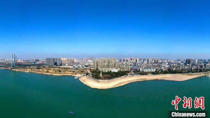荊州市內(nei) 的荊江大堤。(資料圖) 湯偉(wei)  攝