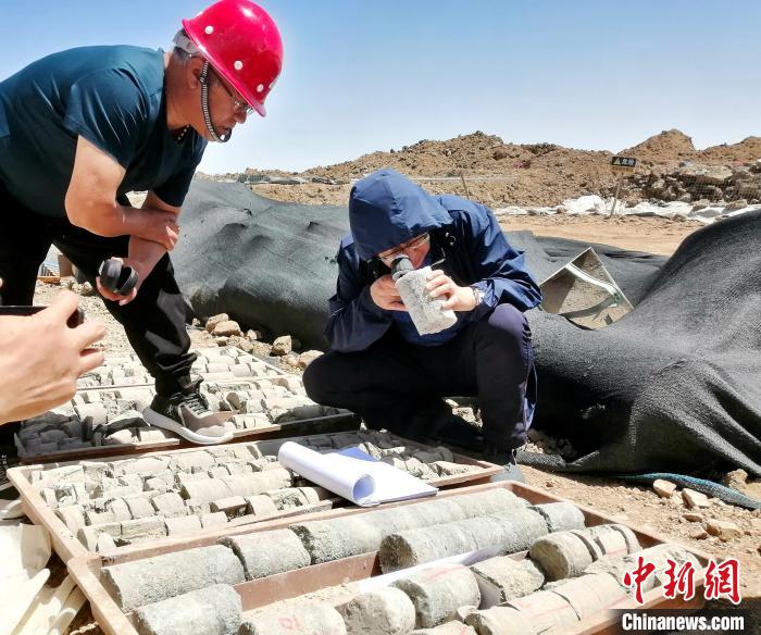 圖為(wei) 地質專(zhuan) 家觀察含鹽地層。(資料圖) 柴綜院 供圖