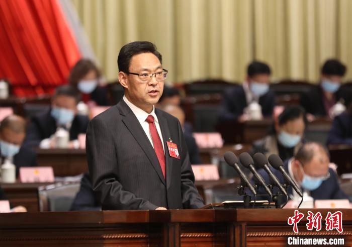 圖為(wei) 青海省西寧市人民政府代市長石建平作政府工作報告。　祁增蓓 攝