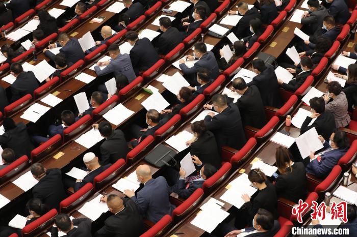 圖為(wei) 會(hui) 議現場，參會(hui) 代表正在聽取政府工作報告。　祁增蓓 攝