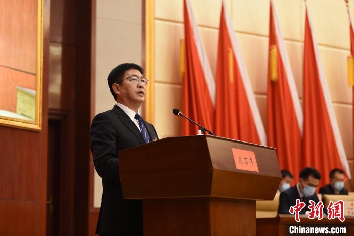 圖為(wei) 青海省果洛州人民政府州長葉萬(wan) 彬作政府工作報告。　　多傑昂秀 攝
