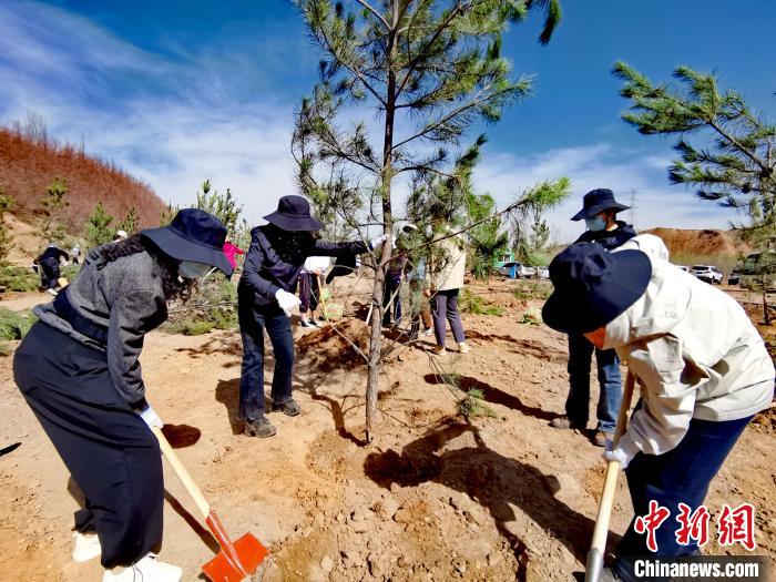 圖為(wei) 西寧市城東(dong) 區幹部職工參加義(yi) 務植樹。　張添福 攝