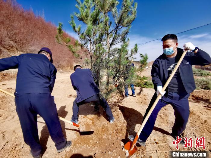 圖為(wei) 西寧市城東(dong) 區義(yi) 務植樹活動現場。　張添福 攝