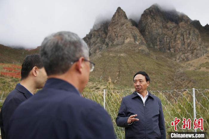 圖為(wei) 西藏自治區人大常委會(hui) 副主任、拉薩南北山綠化指揮部副總指揮江白(右)。　貢確 攝