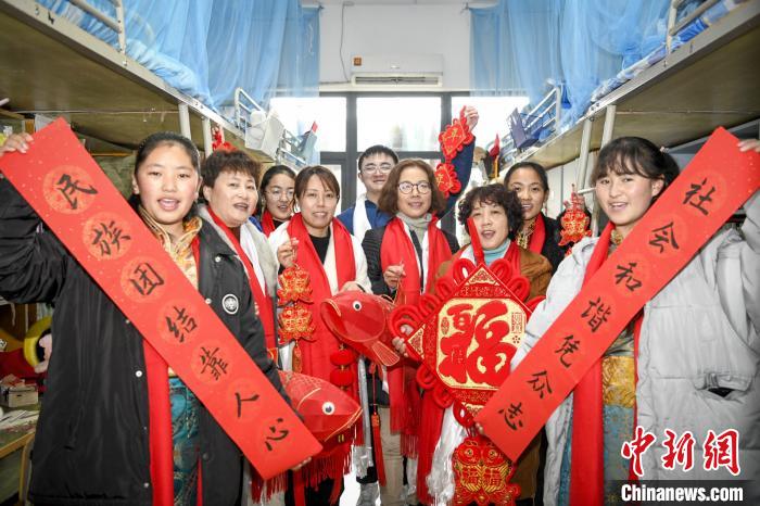 與(yu) “媽媽”一同過年：西藏學生異鄉(xiang) 體(ti) 驗別樣“團圓”