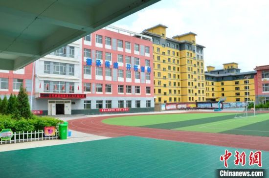 圖為(wei) 化隆縣第一小學。　魯丹陽　攝