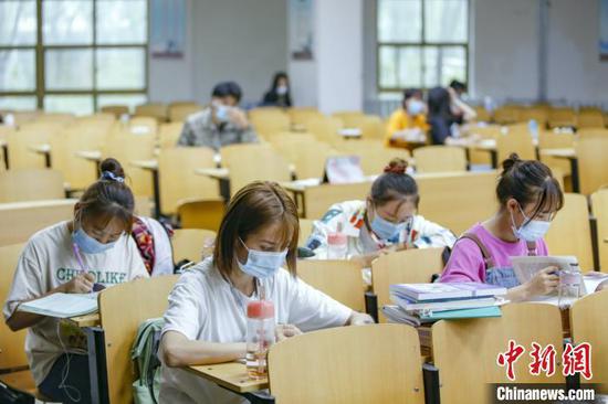 資料圖：學生在圖書(shu) 館自習(xi) 室內(nei) 學習(xi) 。　劉宵華 攝