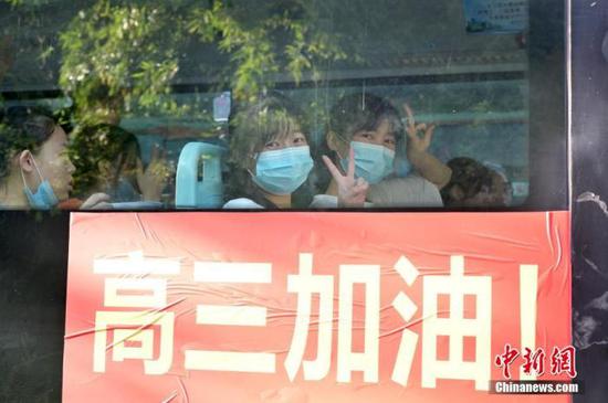 資料圖：2020年7月，廣西南寧沛鴻民族中學內(nei) ，高三學生乘坐高考專(zhuan) 車前往考點。 中新社記者 俞靖 攝