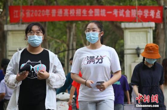 資料圖：2020年7月6日，江蘇南京一處考點，高考考生看完考場後走出考點。 中新社記者 泱波 攝