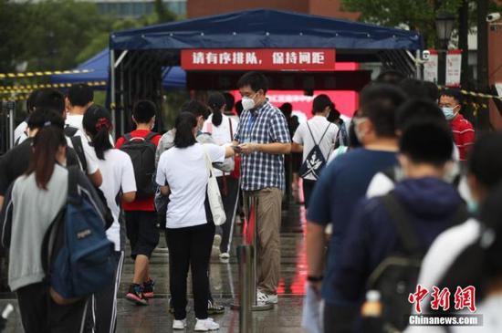 資料圖：2020年7月，上海考生步入高考考場。張亨偉(wei)  攝