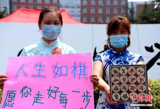 資料圖：2020年7月河南鄭州一高考考點，考生家長送考 中新社記者 王中舉(ju)  攝