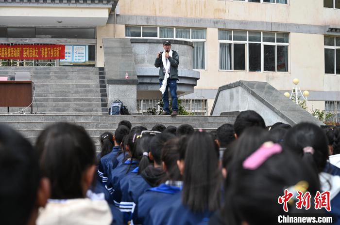 圖為(wei) 西藏大學教授寧長春為(wei) 中學生授課。　趙朗 攝
