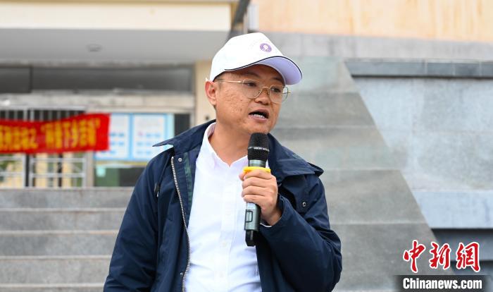 圖為(wei) 西藏大學教授李昊為(wei) 中學生授課。　趙朗 攝