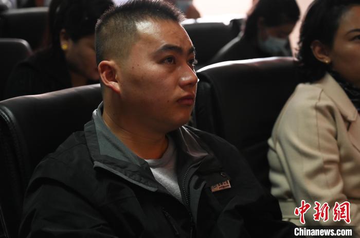 圖為(wei) 企業(ye) 工作人員參加講座。　趙朗 攝