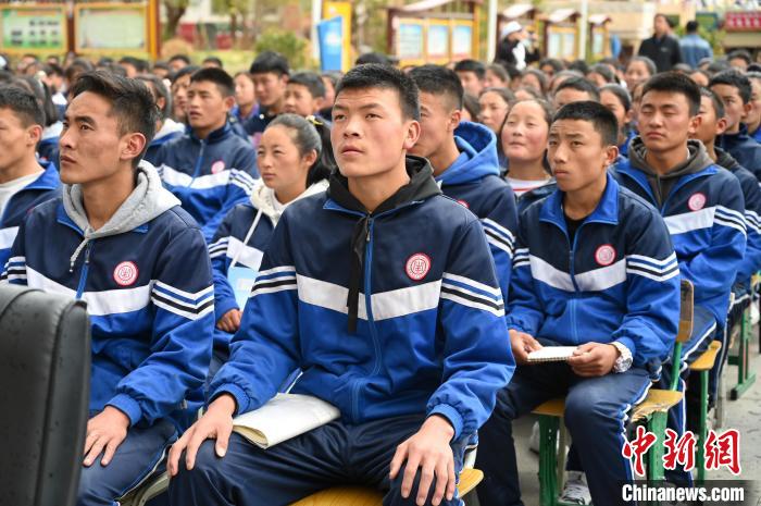 圖為(wei) 昌都市第五高級中學學生參加授課。　趙朗 攝