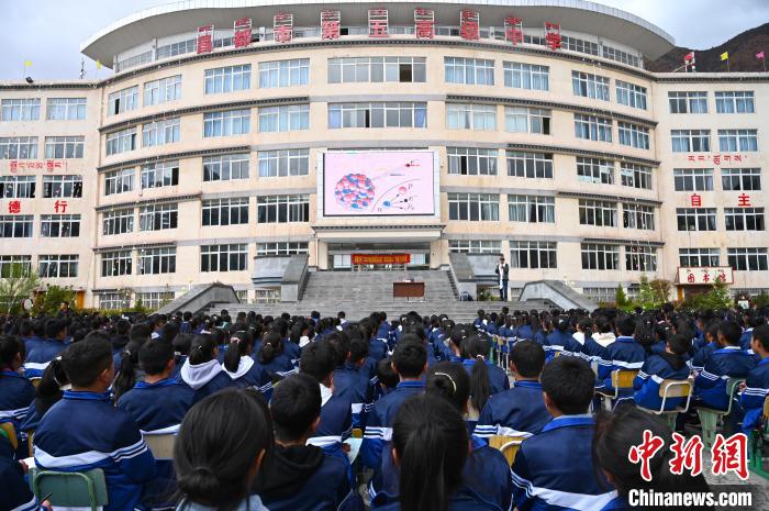 圖為(wei) 昌都市第五高級中學全體(ti) 學生參加授課。　趙朗 攝