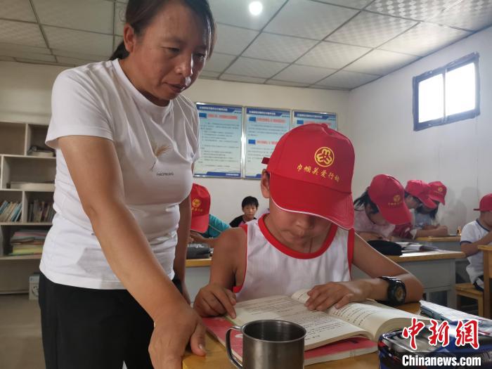 甘肅鄉(xiang) 村巾幗標兵幹一行愛一行：教書(shu) 、建勞務施工隊成“大拿”