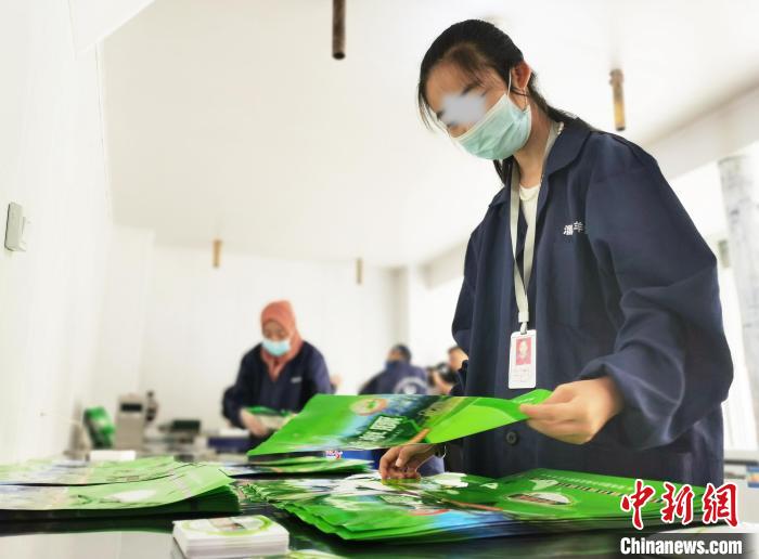 青海西寧：殘疾人輔助性就業(ye) “描繪”人生新天地